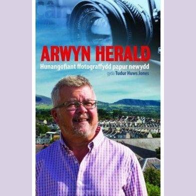 Arwyn Herald - Hunangofiant Ffotograffydd Papur Newydd Arwyn Roberts Welsh books - Welsh Gifts - Welsh Crafts - Siop y Pethe