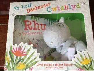 Rhu – Fy Hoff Ddeinosor Cwtshlyd